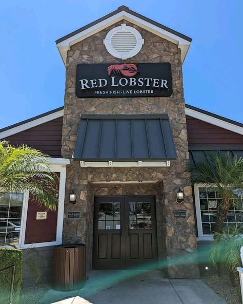 Why Are Red Lobster and TGI Fridays Closing Locations