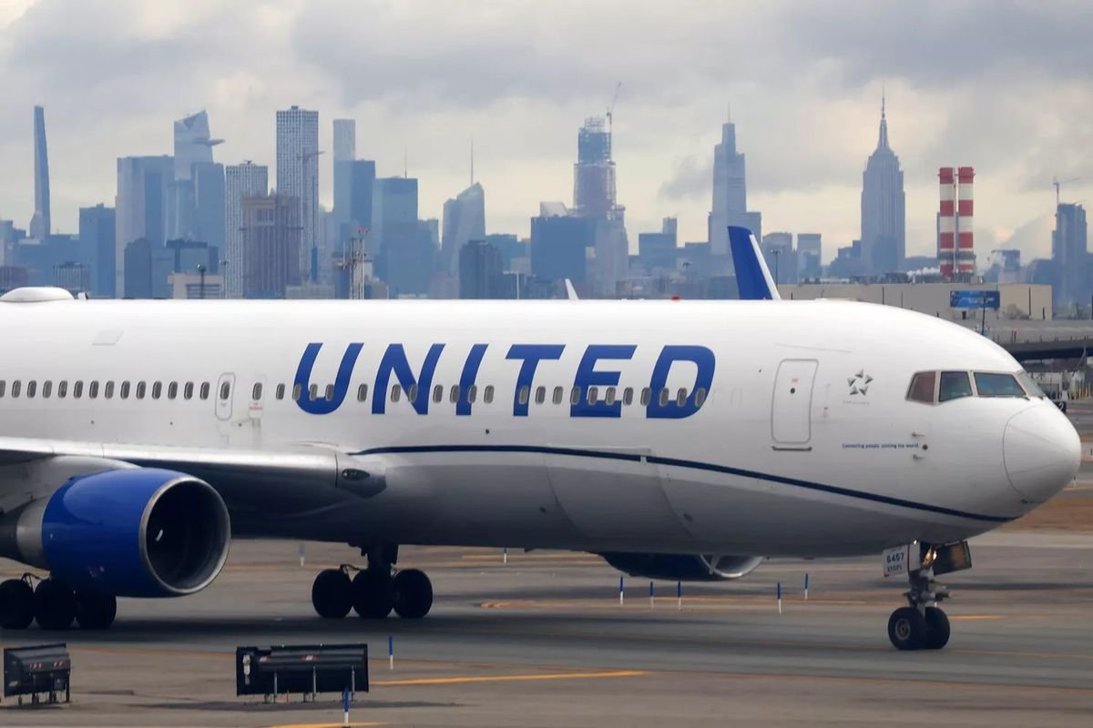 united airlines flight ua770 emergency diversion
